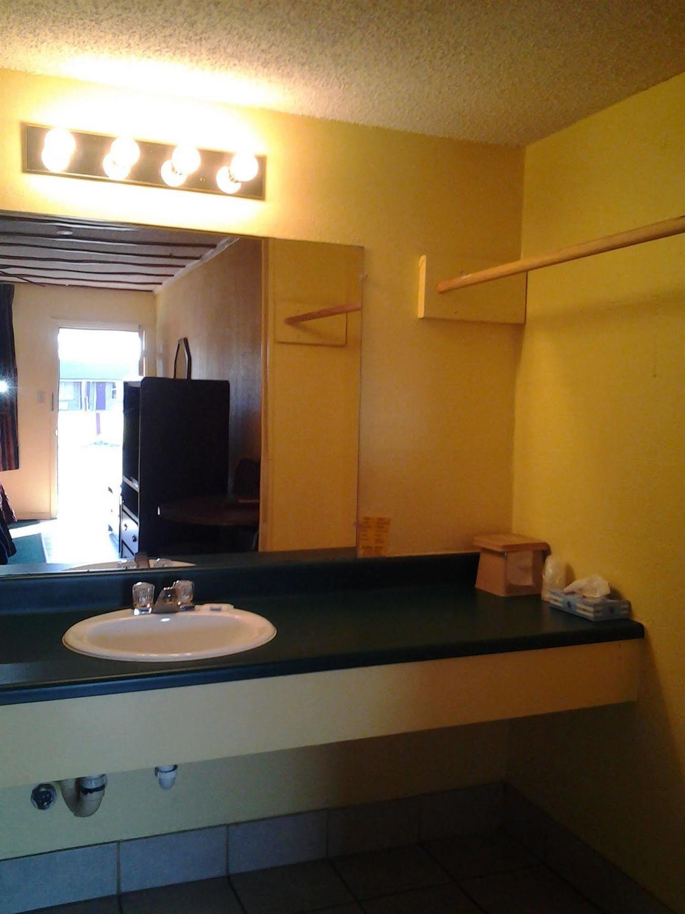 Holiday Motel Hugo Εξωτερικό φωτογραφία